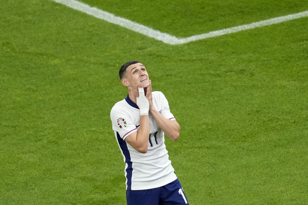 Reaksi pemain Inggris Phil Foden setelah kehilangan peluang mencetak gol pada pertandingan Grup C antara Denmark dan Inggris pada turnamen sepak bola Piala Eropa 2024 di Frankfurt, Jerman, Kamis, 20 Juni 2024.