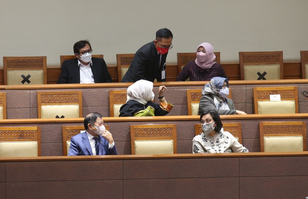 Menteri Perencanaan Pembangunan Nasional/Kepala Bappenas Suharso Monoarfa (kiri) dan Menteri Keuangan Sri Mulyani menghadiri rapat paripurna di Kompleks Parlemen, Senayan, Jakarta, Selasa (18/1/2022). DPR menyetujui Rancangan Undang-Undang Ibu Kota Negara untuk disahkan menjadi undang-undang.