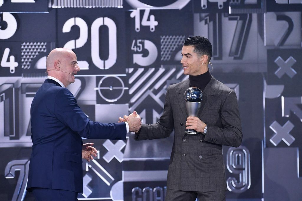 Presiden FIFA Gianni Infantino (kiri) memberikan Penghargaan Khusus Pemain Putra Terbaik kepada Cristiano Ronaldo (kanan) pada ajang Penghargaan Pemain Terbaik FIFA 2021 di Zurich, Swiss, Senin (17/1/2022).  Rumor kepergian Ronaldo dari MU pada musim panas ini belum menemukan kejelasan.