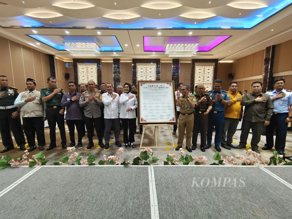 Deklarasi Damai dalam Rangka Pemilu 2024 di Palembang, Sumatera Selatan, Senin (27/11/2023).