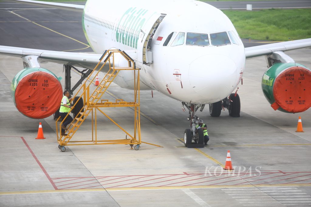 Petugas menutup baling-baling pesawat Citilink yang batal terbang akibat sebaran abu vulkanik Gunung Raung di Bandara Banyuwangi, Minggu (7/2/2021). Erupsi Gunung Raung saat itu menyebabkan Bandara Banyuwangi ditutup dan tujuh penerbangan dibatalkan.