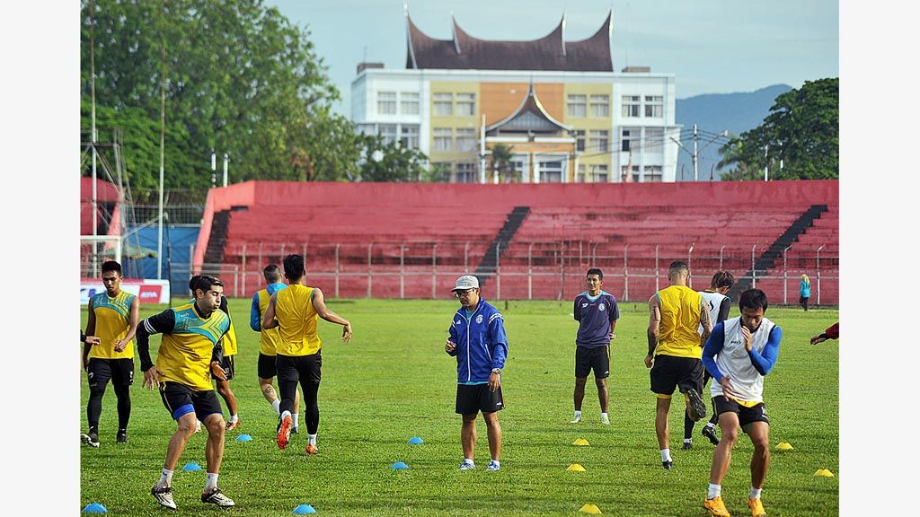 Pelatih Arema FC Aji Santoso (bertopi) memimpin sesi latihan di Stadion H Agus Salim, Padang, Sumatera Barat, Rabu (1/3). Aji Santoso optimistis tim asuhannya mampu mencuri kemenangan di kandang Semen Padang pada babak semifinal Piala Presiden 2017.