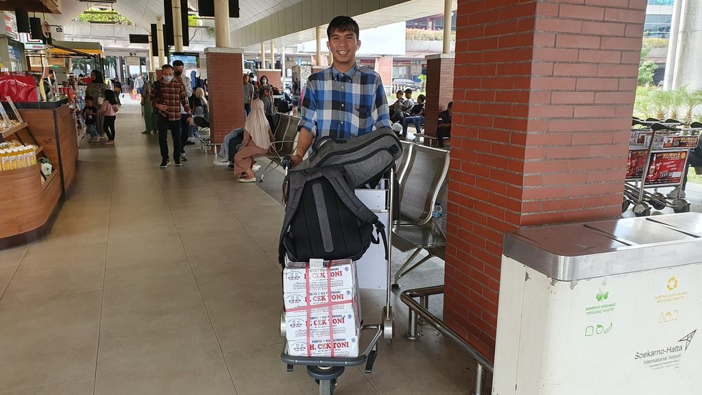 Pemudik asal Lubuk Linggau, Sumatera Selatan, Dedi Irawan (31), membawa troli yang berisi barang bawaannya saat tiba di Bandara Soekarno-Hatta, Cengkareng, Banten. Dia tetap harus pulang ke Jakarta pada Rabu (26/4/2023) karena sudah memesan tiket sebelum arus mudik Lebaran 2023.