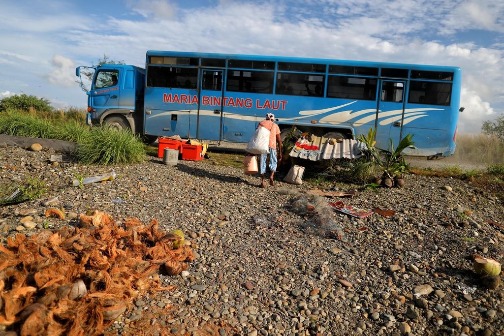 Mamas want to take a bus provided by a mining company to return to the relocation village on the outskirts of Timika City, Mimika, Papua, Tuesday (25/10/2021).