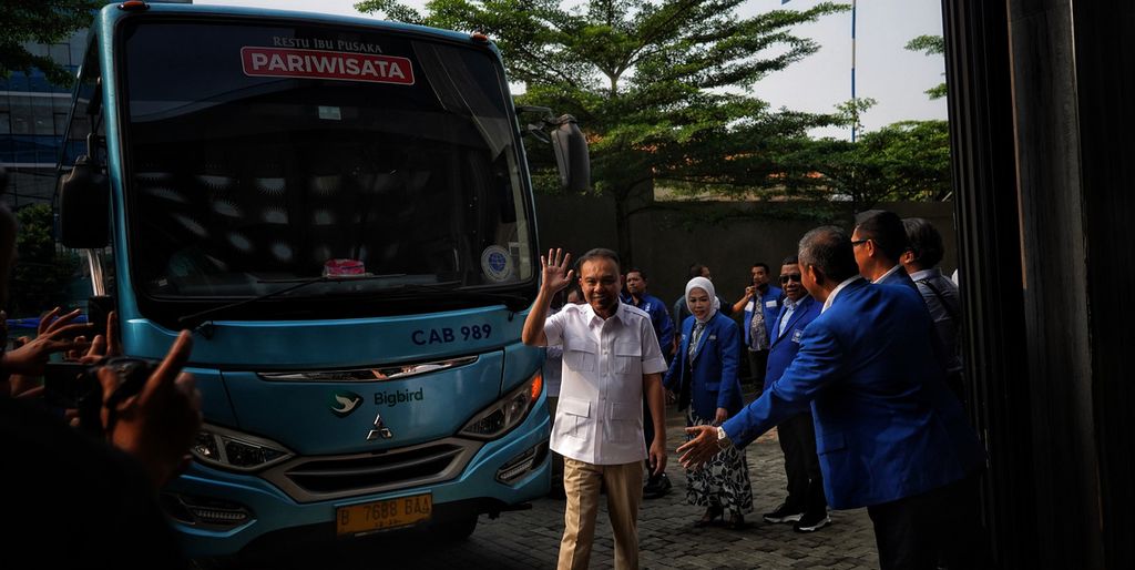 Ketua Badan Pemenangan Pemilu (Bappilu) Partai Gerindra Sufmi Dasco Ahmad saat bersama rombongan Partai Gerindra tiba di kantor DPP Partai Amanat Nasional, Jakarta, Senin (5/6/2023). Pengurus DPP Partai Gerindra melakukan silaturahmi politik ke DPP PAN untuk penjajakan kerja sama politik. Penjajakan kerja sama politik ini membahas berbagai hal kemungkinan kedua partai untuk bersama-sama mencapai tujuan dalam Pemilu 2024. Pembahasan kerja sama politik kedua partai tersebut termasuk pengerutan nama-nama bakal calon presiden dan bakal calon wakil presiden yang diusung masing-masing partai. Eskalasi penjajakan kerja sama antar-parpol kian meningkat seiring pelaksanaan Pemilu 2024 semakin dekat. 