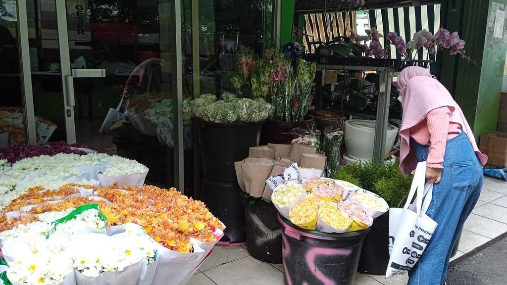 Pembeli melihat bunga di depan toko di Pasar Rawa Belong, Jakarta Barat, Senin (17/10/2022). Setelah dua tahun layu karena pandemi, kini pasar telihat bersemi kembali dengan banyaknya pembeli yang berdatangan dan sibuknya penjual merangkai bunga dagangan mereka.