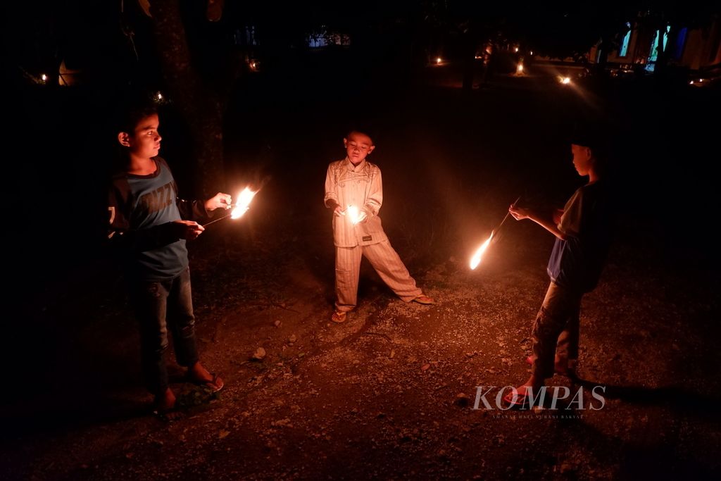 Anak-anak berkeliling kampung dengan membawa <i>dila jojor</i> (lampu <i>jojor</i>) di Dusun Kwang Jukut, Desa Pringgarata, Kabupaten Lombok Tengah, Nusa Tenggara Barat, Jumat (22/4/2022) malam. Maleman adalah tradisi yang digelar sebagian masyarakat Muslim di Lombok pada malam ganjil di sepuluh hari terakhir Ramadhan untuk menyambut malam Lailatul Qadar.