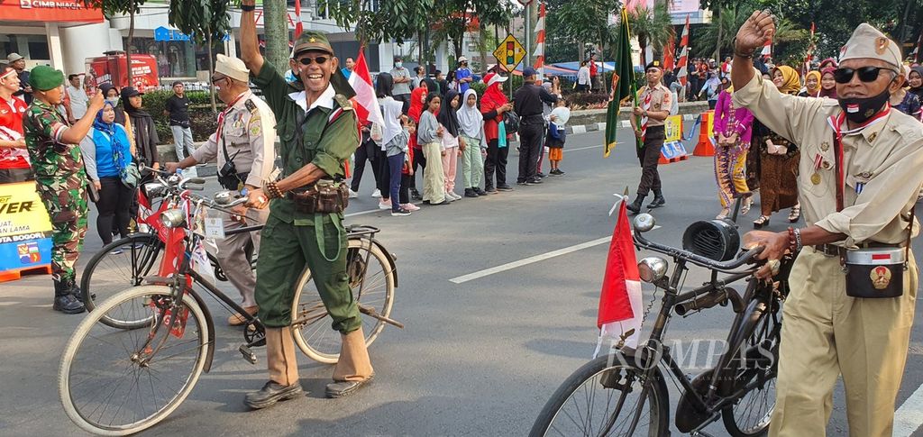 Para penggemar sepeda onthel yang menamakan Onthel Community (Oncom) Bogor menjadi salah satu peserta pawai dalam Kirab Merah Putih, Minggu (13/8/2023). Acara yang menjadi bagian dari Festival Merah Putih ini memeriahkan peringatan Proklamasi Kemerdekaan sepanjang Agustus.