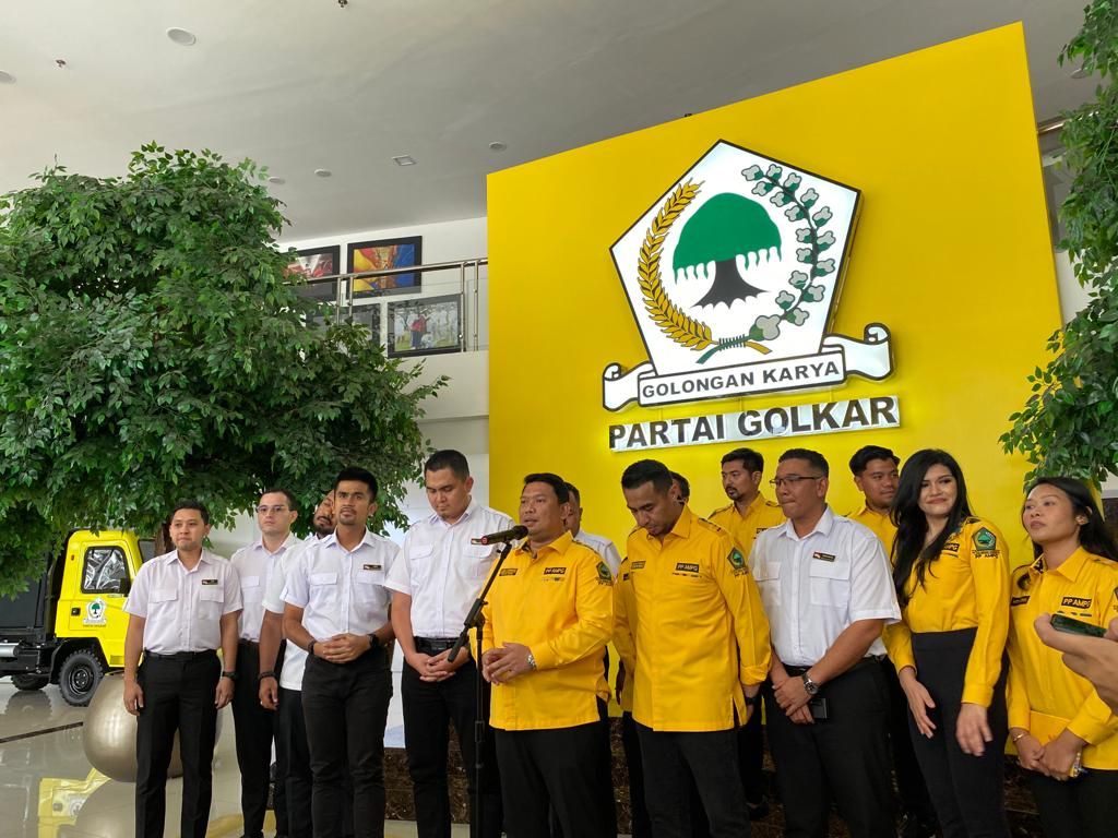 Sejumlah pengurus Angkatan Muda Partai Golkar atau AMPD (berbaju kuning) setelah pertemuan dengan Pergerakan Pemuda UMNO Malaysia (berbaju putih) di kantor DPP Partai Golkar, Jakarta, Minggu (28/5/2023).