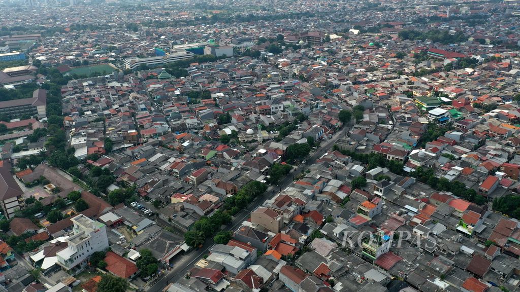 Foto udara hunian warga di Malaka Sari, Duren Sawit, Jakarta Timur, Rabu (19/6/2024). Pemerintah Provinsi DKI Jakarta tidak lagi membebaskan PBB-P2 bagi seluruh hunian dengan nilai jual obyek pajak di bawah Rp 2 miliar.