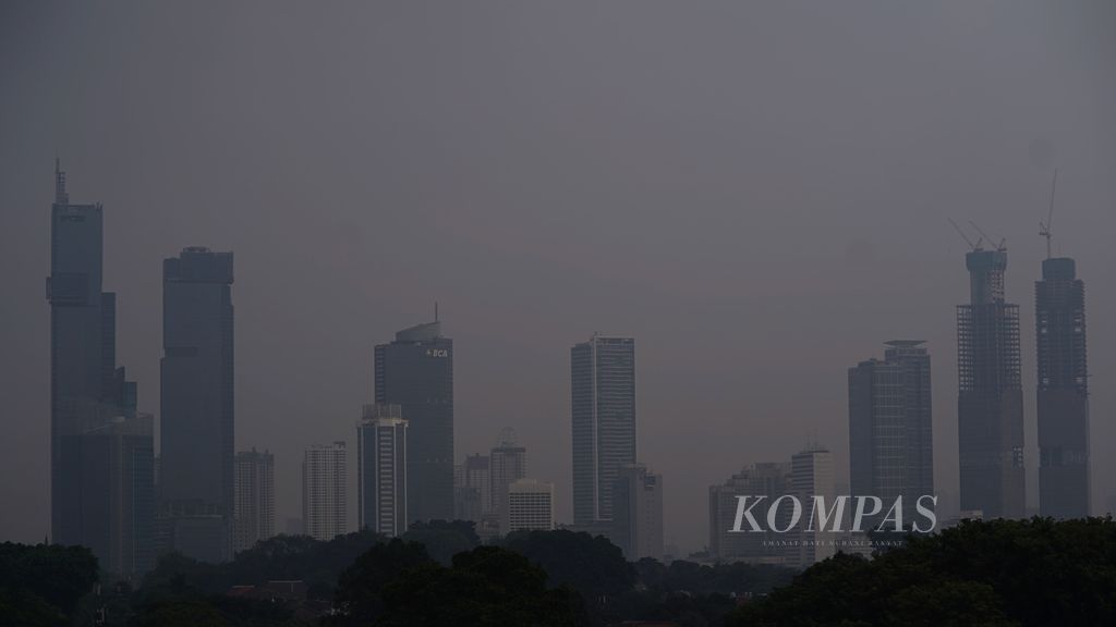 Polusi udara menyelimuti gedung bertingkat di Jakarta, Senin (5/6/2023). Polusi udara menjadi masalah bersama yang mengancam kesehatan, bahkan menjadi pemicu kematian, selain juga masalah perekonomian. Pemicu tingginya konsentrasi PM 2,5 atau polutan yang berukuran lebih kecil dari 2,5 mikrometer di Jakarta dan sekitarnya ialah emisi dari kendaraan bermotor dan industri.
