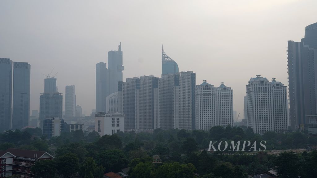 Polusi udara di kawasan Tanah Abang, Jakarta Pusat, Minggu (30/4/2023). 