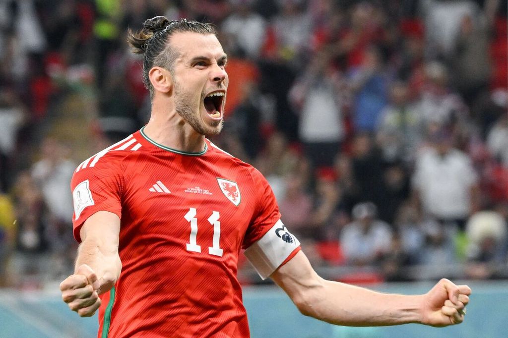 Pemain timnas Wales, Gareth Bale, merayakan golnya ke gawang timnas AS pada laga penyisihan grup B Piala Dunia atar 2022 di Stadion Ahmed Bin Ali, Doja, Qatar, Senin (21/11/2022). Laga itu berakhir imbang 1-1. 