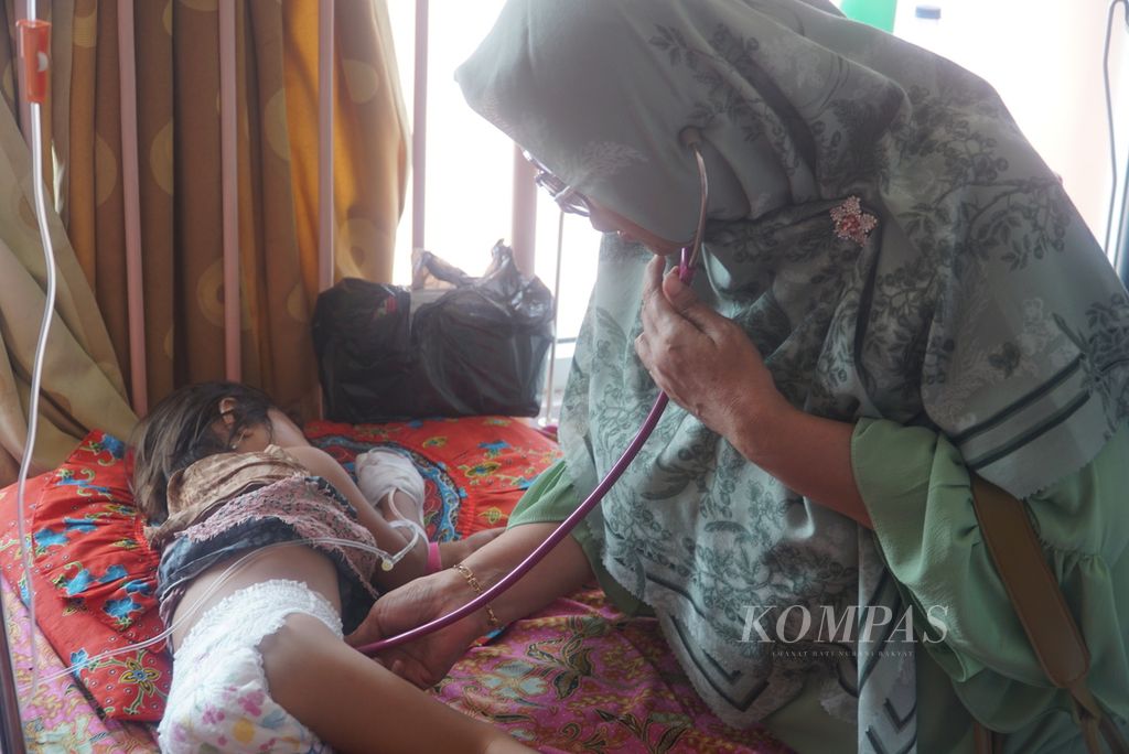 A doctor is examining the condition of a toddler patient affected by an extraordinary incident (outbreak) of diarrhea at the children's ward of RSUD Dr. Muhammad Zein Painan Hospital in Pesisir Selatan Regency, West Sumatra, on Wednesday (8/5/2024).