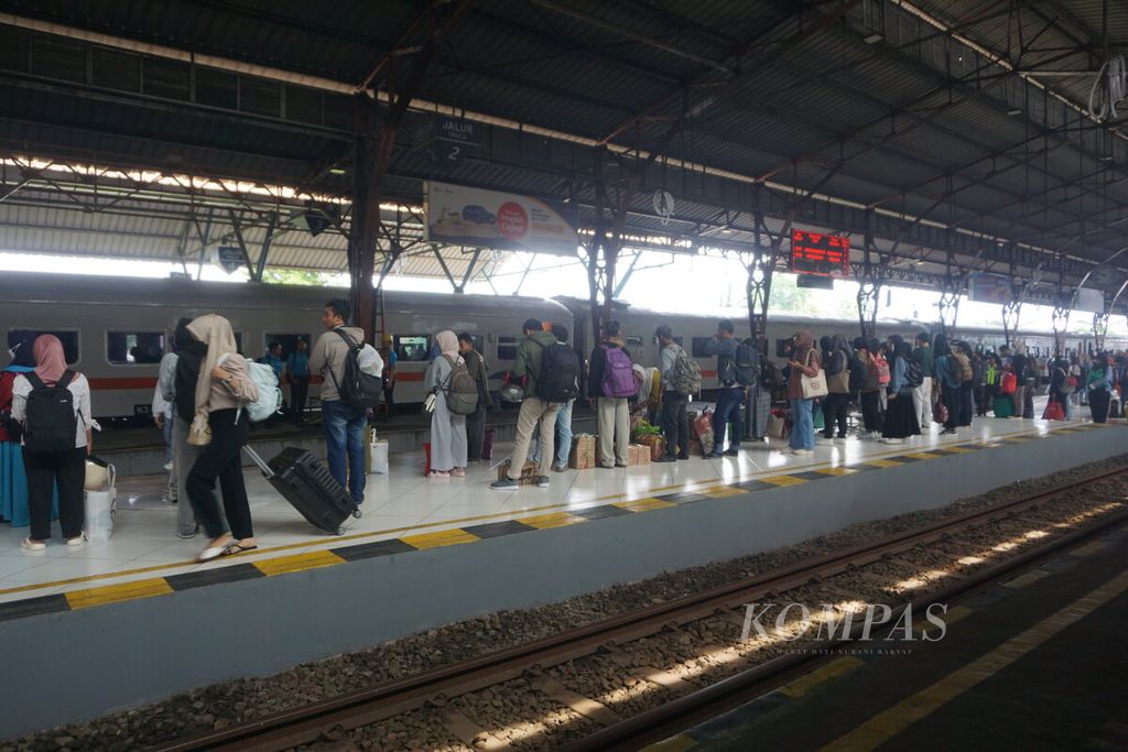 Suasana Stasiun Purwokerto, Kabupaten Banyumas, Jawa Tengah, Jumat (5/4/2024).