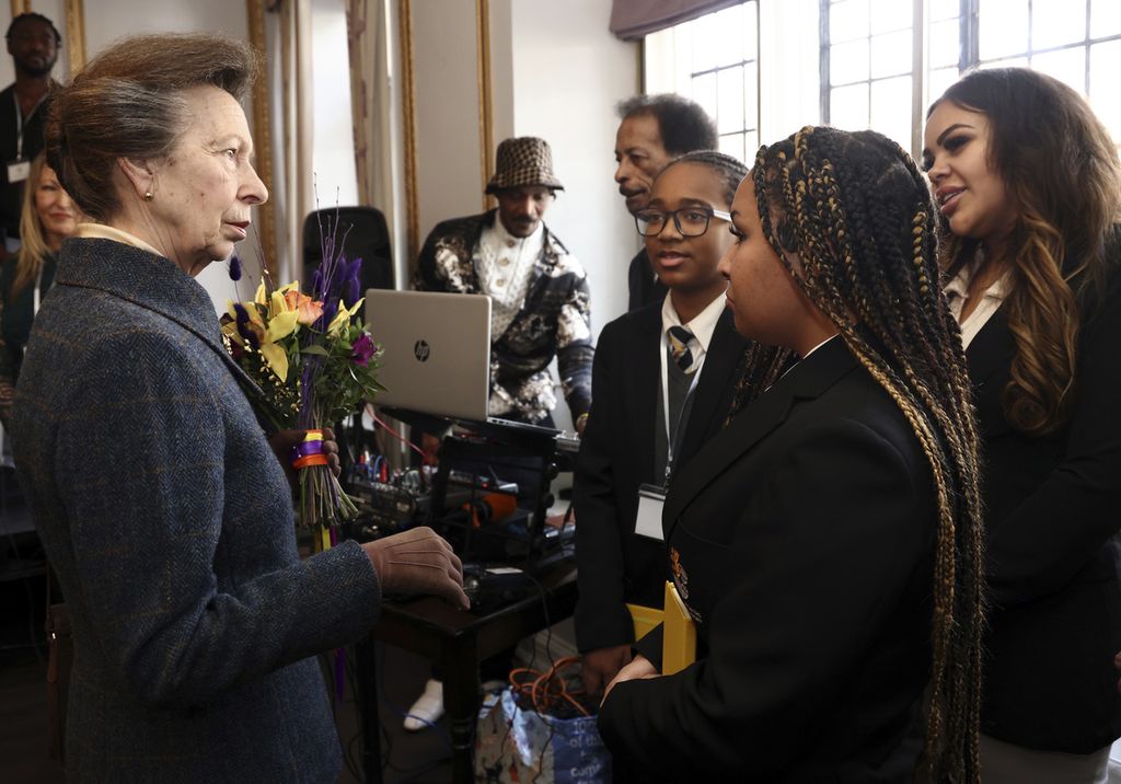 Putri Anne dari Inggris (kiri) berbincang-bincang dengan beberapa siswa dalam kunjungannya ke kelompok komunitas Off The Streets di Wellingborough, Inggris, 16 Februari 2024. 