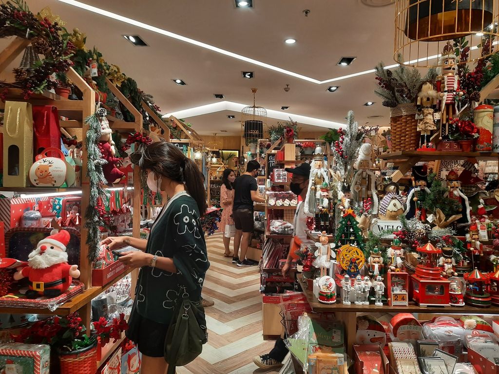 Sejumlah pelanggan sedang memilih ornamen Natal di Toko Scoop di lantai tiga, Mal Grand Indonesia, Jakarta, Sabtu (17/12/2022). Toko tersebut ramai pengunjung karena menampilkan banyak dekorasi akhir tahun, seperti pohon Natal, boneka Nutrcracker, dan bando Natal.