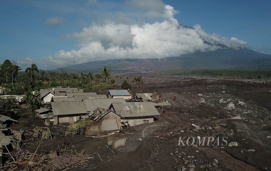Kondisi Desa Curah Kobokan, Kecamatan Pronojiwo, Kabupaten Lumajang, Jatim, yang terdampak material awan panas guguran, Selasa (6/12/2022). 