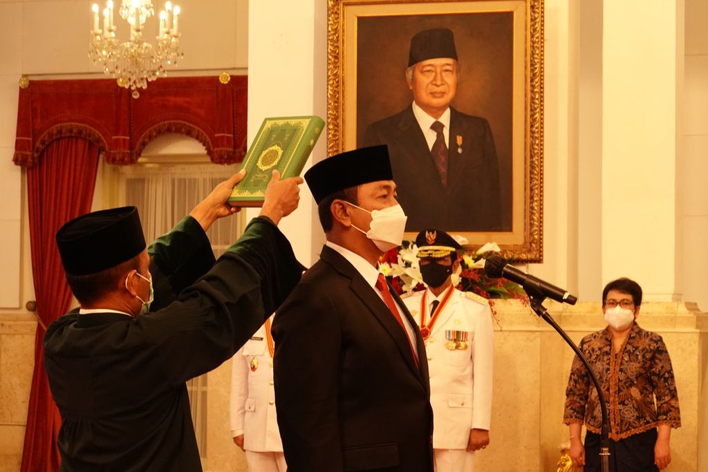 Hendrar Prihadi mengucapkan sumpah dalam acara pelantikannya sebagai Kepala Lembaga Kebijakan Pengadaan Barang/Jasa Pemerintah  Masa Jabatan 2022-2027, Senin (10/10/2022) pagi, di Istana Negara, Jakarta.