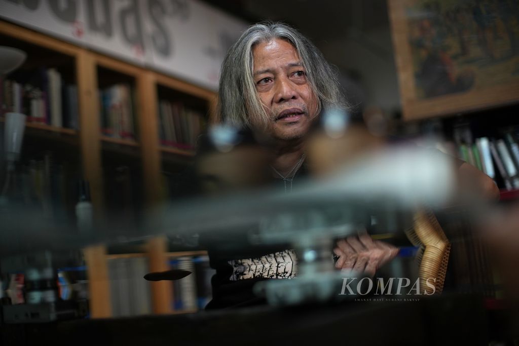 Pewarta foto senior, Oscar Motuloh, di Yayasan Matawaktu, Jakarta Selatan, Rabu (28/2/2024).