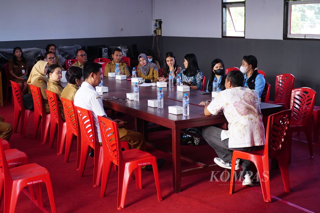 Guru-guru dari sembilan sekolah mengikuti pelatihan mengelola dan memaknai perbedaan untuk siswa SMA dan SMK yang digelar Institut Dialog Antariman di Indonesia (Dian) atau Interfidei, Senin (29/5/2023), di Manado, Sulawesi Utara. Latihan ini diberikan kepada 28 guru yang berasal dari sembilan sekolah.