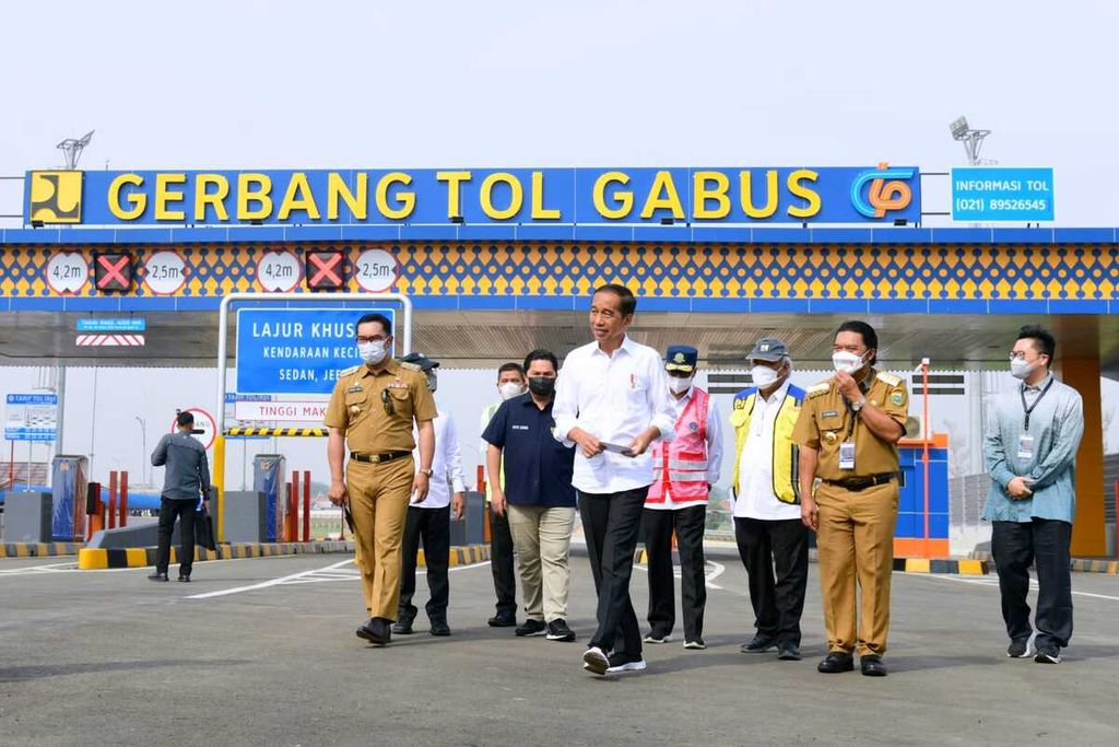Presiden Joko Widodo meresmikan Jalan Tol Cibitung-Cilincing (JTCC) dan Jalan Tol Serpong-Balaraja seksi 1A di Gerbang Tol Gabus, Kabupaten Bekasi, Provinsi Jawa Barat, Selasa (20/9/2022).