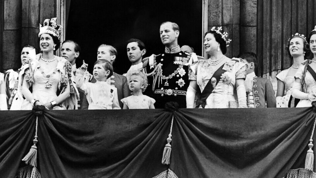 Dalam foto file ini diambil pada tanggal 2 Juni 1953, Pangeran Philip, Duke of Edinburgh (tengah) mendampingi Ratu Inggris Elizabeth II, Pangerang Charles (ketiga dari kiri), Putri Anne Anne dan sejumlah orang lainnya muncul di balkon Istana Buckingham, London, Inggris, pada hari Penobatan.