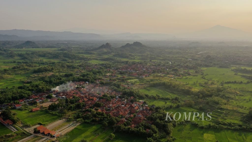 Hilly landscape in Kasokendel District, Majalengka Regency, West Java, Sunday (19/5/2024).