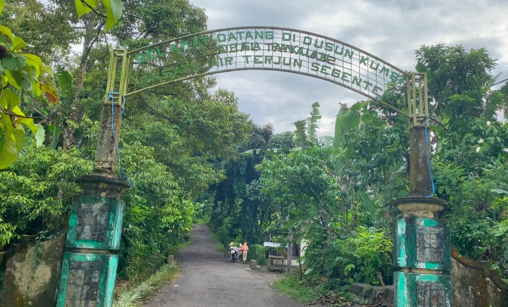 Gerbang masuk Dusun Kumbi, Desa Pakuan, Kecamatan Narmada, Kabupaten Lombok Barat, Nusa Tenggara Barat, seperti terlihat Kamis (5/5/2022). Gerbang itu juga akses menuju Taman Hutan Raya Nuraksa yang berada di dusun tersebut.