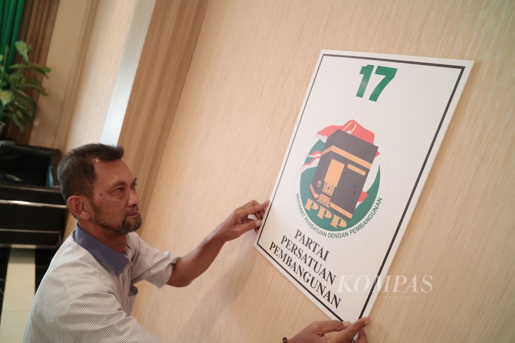 Poster Partai Persatuan Pembangunan (PPP) yang menampilkan nomor urut partai peserta Pemilu 2024 mulai dipasang di Kantor Dewan Pimpinan Pusat PPP, Menteng, Jakarta, Sabtu (17/12/2022). PPP yang mendapat nomor urut 17 dalam Pemilu 2024 sudah mulai menyosialisasikannya kepada publik meski belum masif. 
