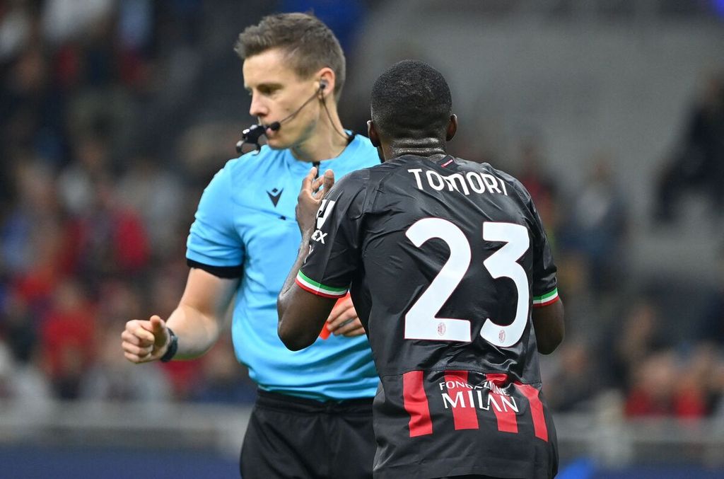Reaksi bek AC Milan Fikayo Tomori setelah menerima kartu merah dalam pertandingan Grup E Liga Champions antara AC Milan dan Chelsea di Stadion San Siro, Milan, pada Rabu (12/10/2022) dini hari WIB. Chelsea mengalahkan AC Milan, 2-0. 