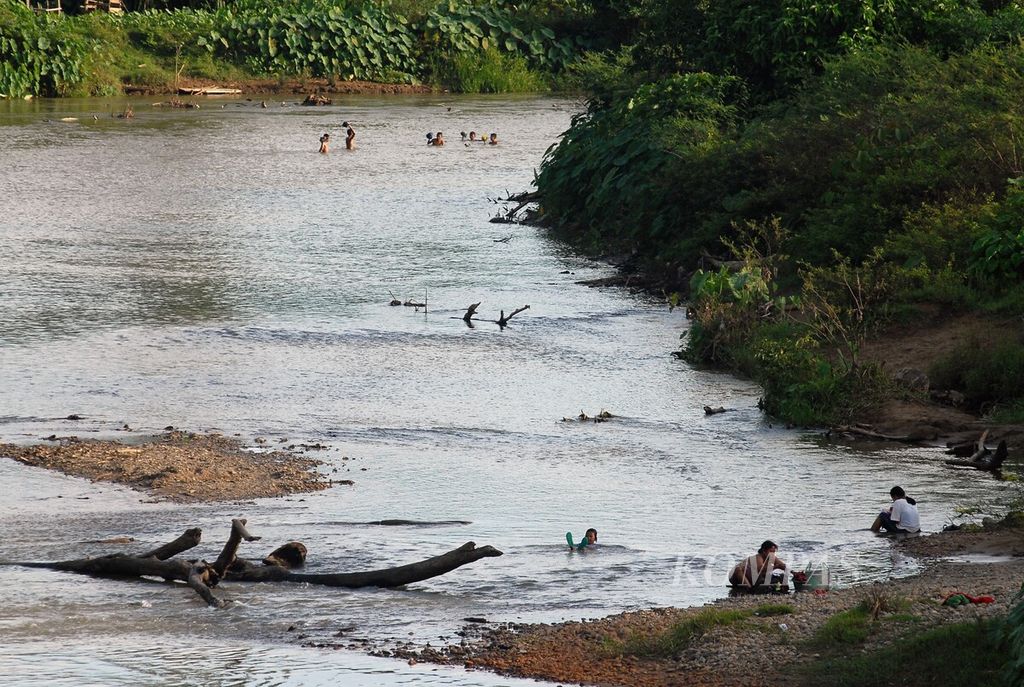 Tambang liar emas merusak ekosistem sungai di Jambi. Perlu penegakan hukum yang serius demi mengakhiri kerusakan lingkungan yang timbul akibat masifnya aktivitas ini. Tampak masyarakat beraktivitas di Batang Bungo yang tercemar, Selasa (7/7/2020).