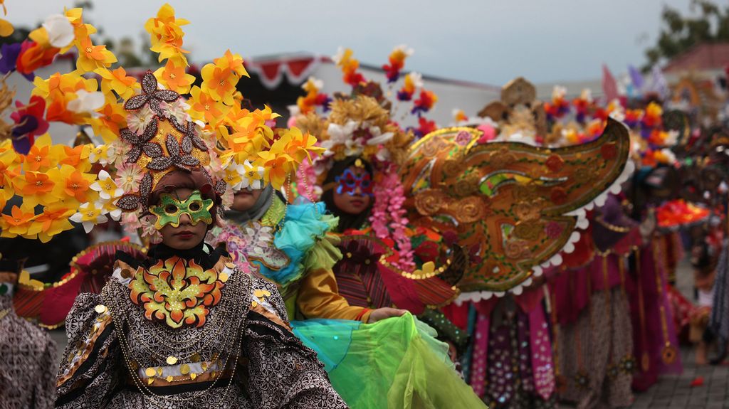 Penampil bersiap menaiki panggung acara Jogja Batik Carnival di obyek wisata Tebing Breksi, Sleman, DI Yogyakarta, Kamis (28/10/2021). Acara yang merupakan bagian dari kegiatan Jogja International Batik Biennale (JIBB) ini diikuti oleh penggiat busana batik dari sejumlah daerah. JIBB merupakan acara yang digelar setiap dua tahun sekali untuk mempromosikan batik sebagai salah satu warisan budaya dunia. JIBB tahun ini mengangkat tema Borderless Batik dengan sasaran menumbuhkan kecintaan terhadap batik pada diri masyarakat sejak dini.