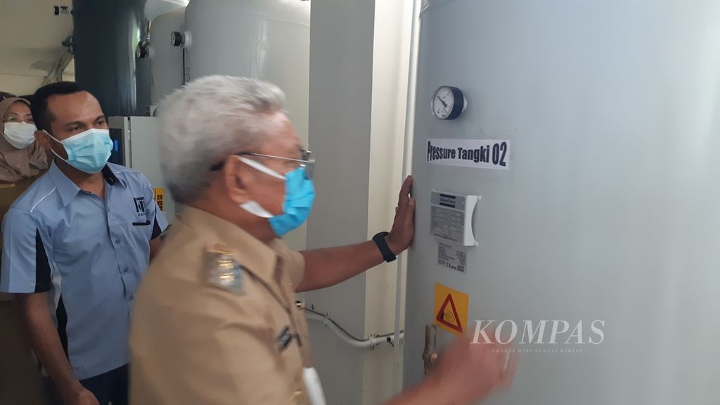 Wakil Wali Kota Kupang Hermanus Man memeriksa alat produksi oksigen di Rumah Sakit Umum Daerah SK Lerik, Kota Kupang, NTT, Selasa (8/2/2022), Hermanus ingin memastikan ketersediaan oksigen cukup untuk kebutuhan di rumah sakit tersebut.