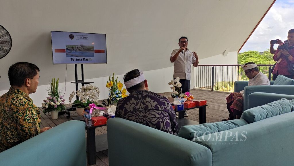 Kepala Staf Kepresidenan Indonesia Moeldoko (berdiri) ketika meninjau Pelabuhan Sanur di Kota Denpasar, Bali, Jumat (22/9/2023). 