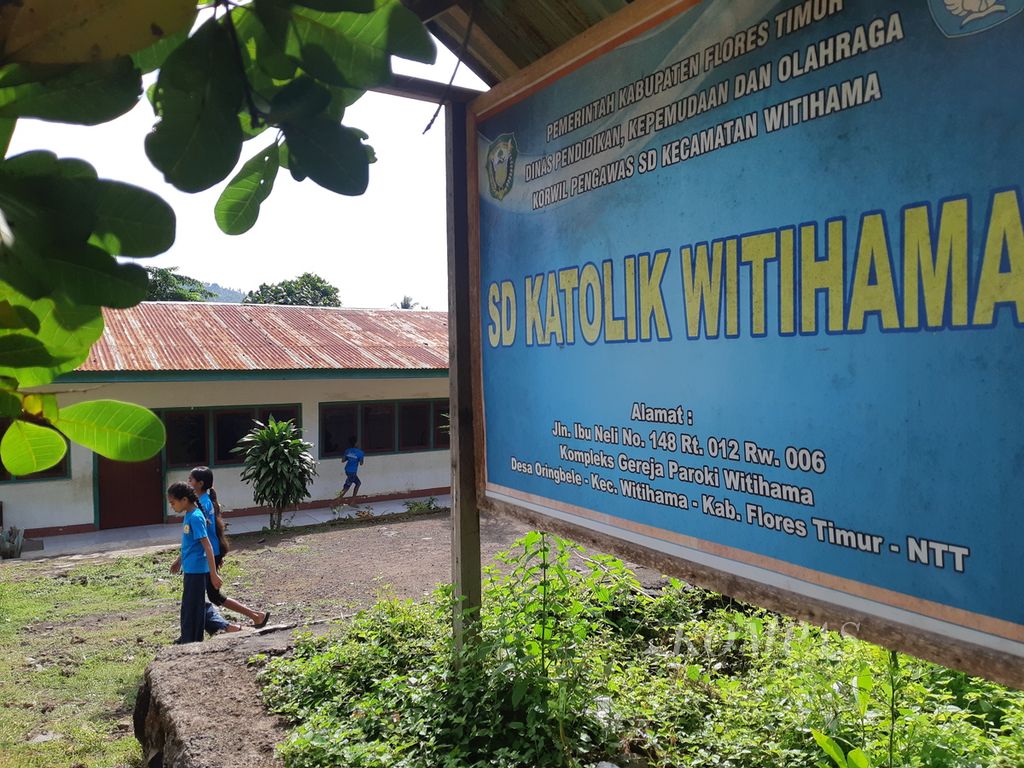 Suasana halaman Sekolah Dasar Katolik Witihama di Pulau Adonara, Kabupaten Flores Timur, Nusa Tenggara Timur, Rabu (5/4/2023). Sekolah itu berusia lebih dari satu abad.