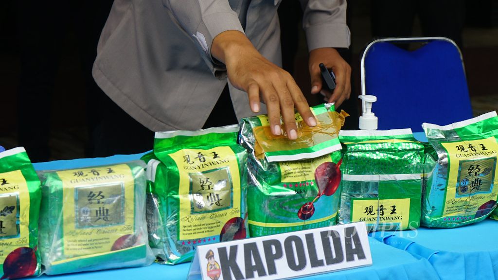 Sebanyak 16 kilogram sabu diperlihatkan dalam konferensi pers di Mapolda Sumsel di Palembang, Rabu (2/2/2022). Dua kurir narkoba mencoba mengelabui petugas dengan menyembunyikan sabu di bawah mobil bak pengangkut bibit sawit.
