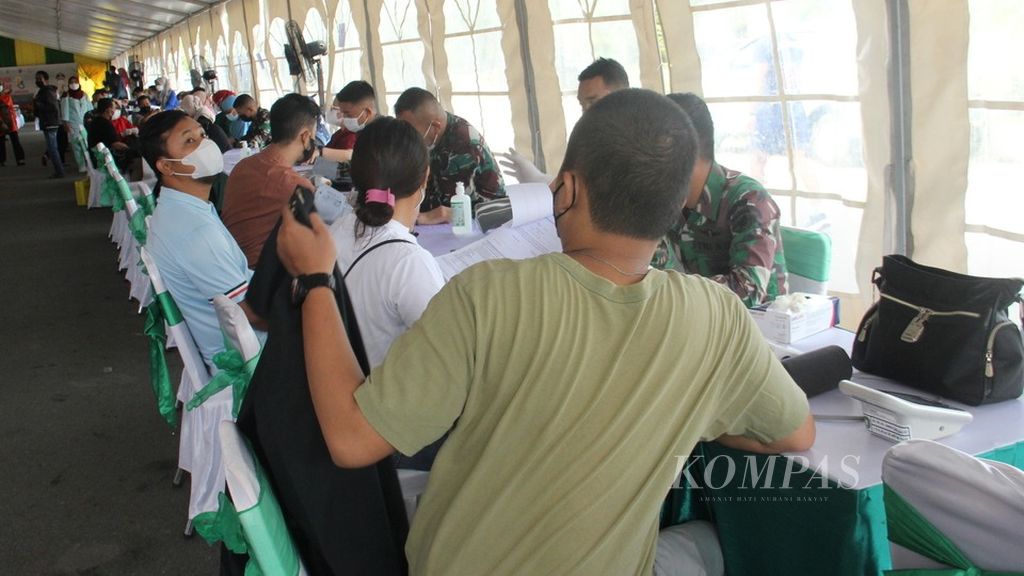 Vaksinasi di Kota Pontianak, Kalimantan Barat, Oktober 2021.