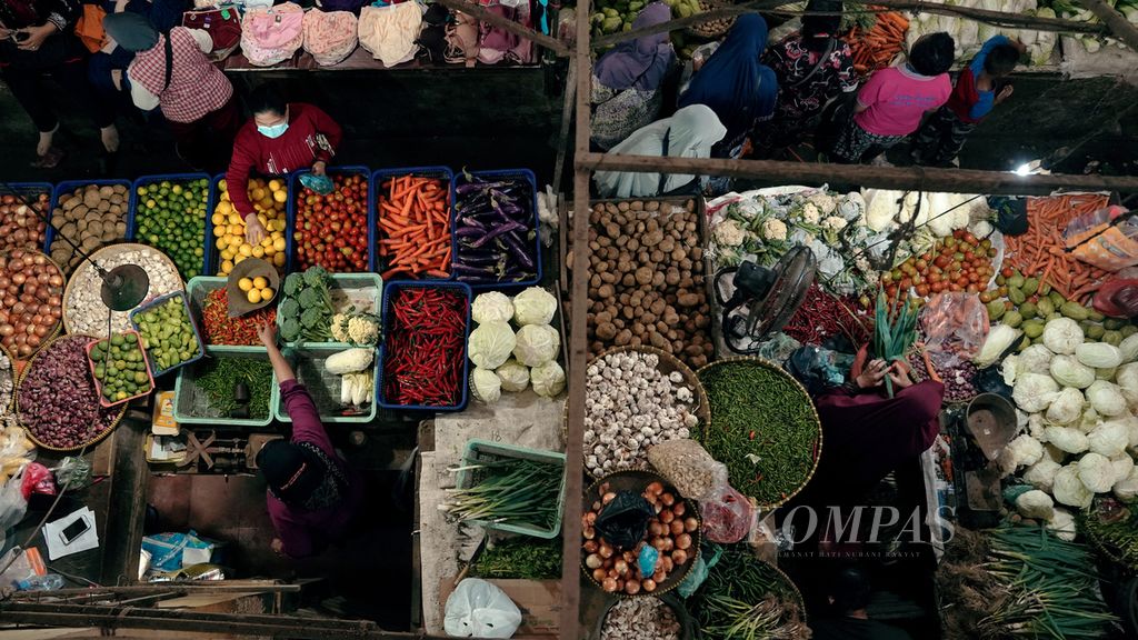 Warga memilih sayur-mayur di Pasar Kanoman, Kecamatan Lemahwungkuk, Kota Cirebon, Jawa Barat, Minggu (21/8/2022). Bank Indonesia memprediksi inflasi inti akan mencapai 4,15 persen.