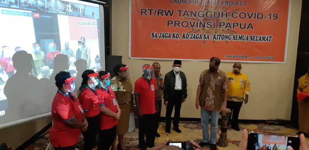 Ketua Gugus Tugas Penanganan Covid-19 Doni Monardo bersama sejumlah warga yang menjadi relawan pelaksanaan Program RT dan RW Tangguh di Jayapura, Papua, Selasa (7/7/2020).