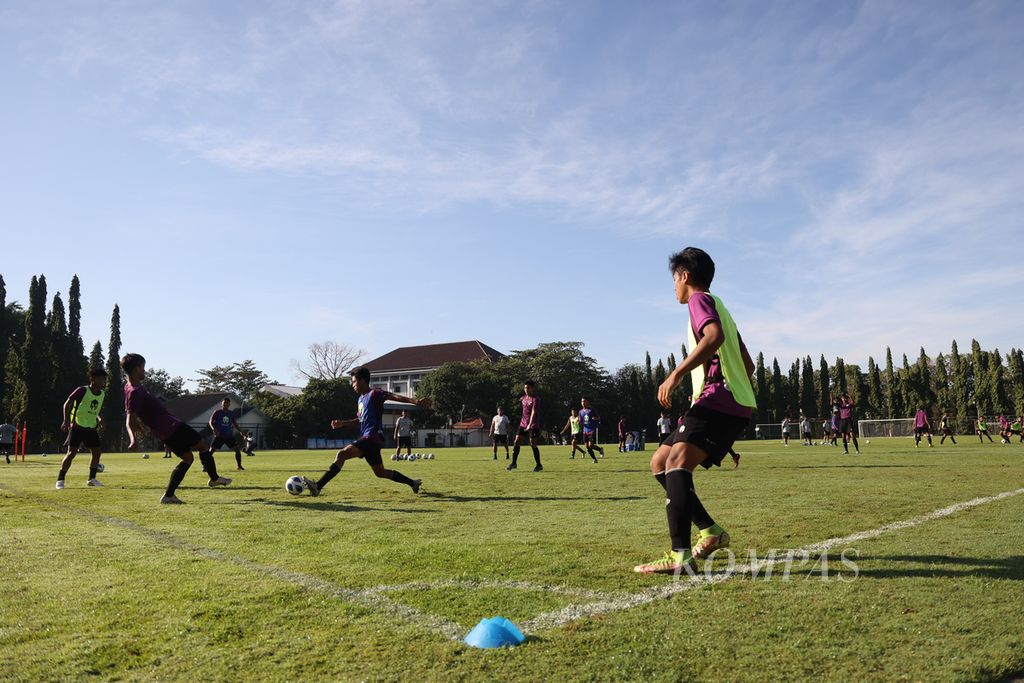 Tim U-16 Indonesia berlatih di lapangan Universitas Negeri Yogyakarta, Daerah Istimewa Yogyakarta, Jumat (5/8/2022). Latihan itu bagian dari persiapan menghadapi Vietnam pada laga turnamen sepak bola Piala AFF U-16 2022, Sabtu (6/8/2022). 