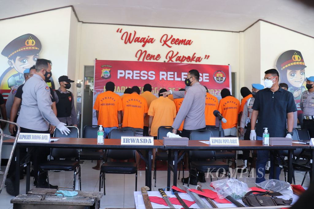 Para tersangka pembakaran diskotek (berbaju oranye) dihadirkan dalam konferensi pers di Markas Kepolisian Resor Sorong Kota, Papau Barat, Sabtu (29/1/2022). Polisi menangkap 9 orang atas kejadian yang menewaskan 17 orang yang terjadi Senin (24/1/2022).