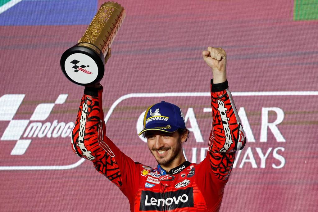 Pebalap Ducati Lenovo, Francesco Bagnaia, memegang trofi juara MotoGP seri Qatar pada 10 Maret 2024. 
