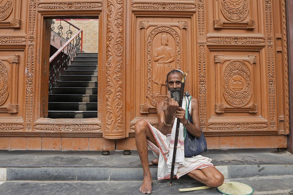 Seorang warga India memperlihatkan jari telunjuk sebagai tanda sudah menggunakan hak suaranya di Varanasi, India, Sabtu (1/6/2024). Perdana Menteri petahana India Narendra Modi dan koalisi partai NDA diperkirakan akan memenangi pemilihan 2024 ini.  