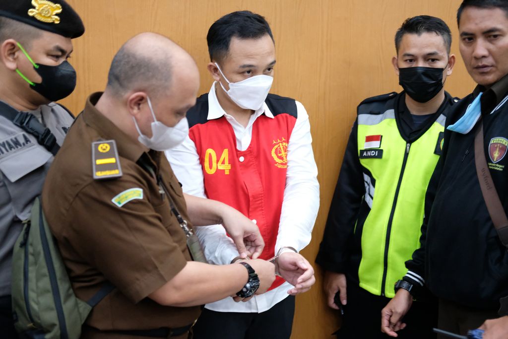Petugas Pengadilan Negeri Jakarta selatan membuka borgol terdakwa Ricky Rizal di ruang sidang Pengadilan Negeri Jakarta Selatan, Senin (17/10/2022). 