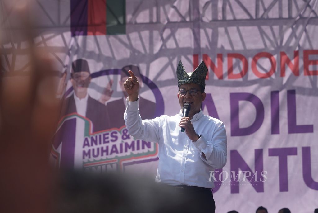 Calon presiden Anies Baswedan berorasi di depan ribuan pendukung dalam kampanye terbuka di halaman GOR Haji Agus Salim, Kota Padang, Sumatera Barat, Kamis (25/1/2024).