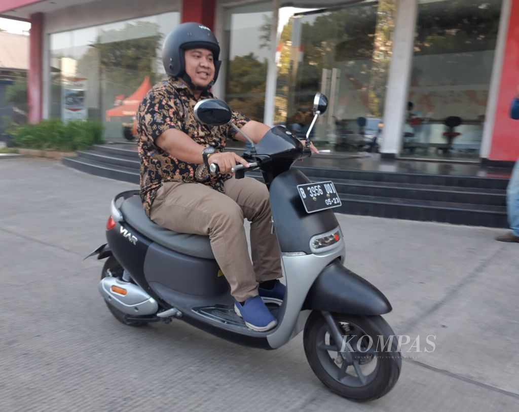 Sepeda motor listrik Viar Q1 sedang dikendarai di halaman kantor Viar Motor Indonesia, Jakarta Utara, Jumat (27/7/2018). Viar Motor memproduksi sepeda motor listrik berkapasitas 2 kwh sejak Agustus 2017.