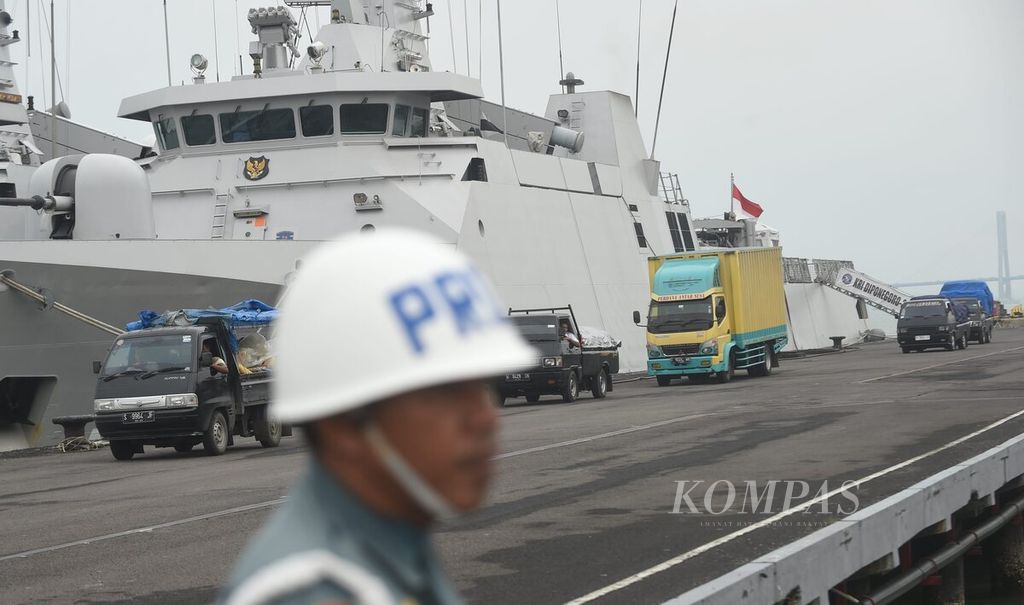 Mobil pengangkut bahan pokok antre untuk memuat barang ke KRI dr Soeharso (SHS-990) di Pangkalan Koarmada II, Kota Surabaya, Jawa Timur, Kamis (29/12/2022).