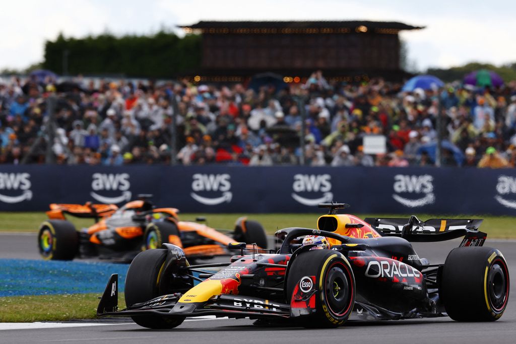 Pebalap tim Red Bull, Max Verstappen, dan pebalap tim McLaren, Oscar Piastri (belakang), bersaing memperebutkan posisi ketiga dalam balapan formula 1 seri Inggris di Sirkuit Silverstone, Inggris, Minggu (7/7/2024).