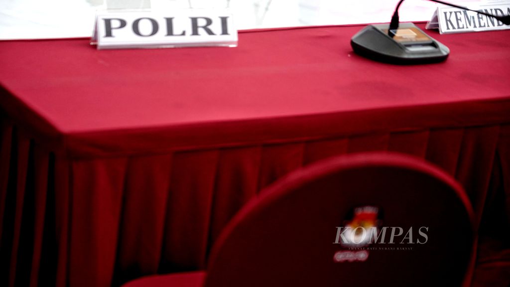 Salah satu meja undangan yang kosong dalam Rapat Koordinasi KPU dengan Tim Pasangan Calon dan Partai Politik dalam Pelaksanaan Kampanye Metode Rapat Umum di Kantor Komisi Pemilihan Umum (KPU), Jakarta, Minggu (14/1/2024). 